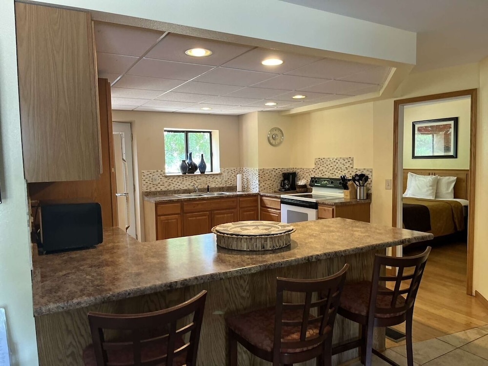 Amber s Inn & Suites 54/71