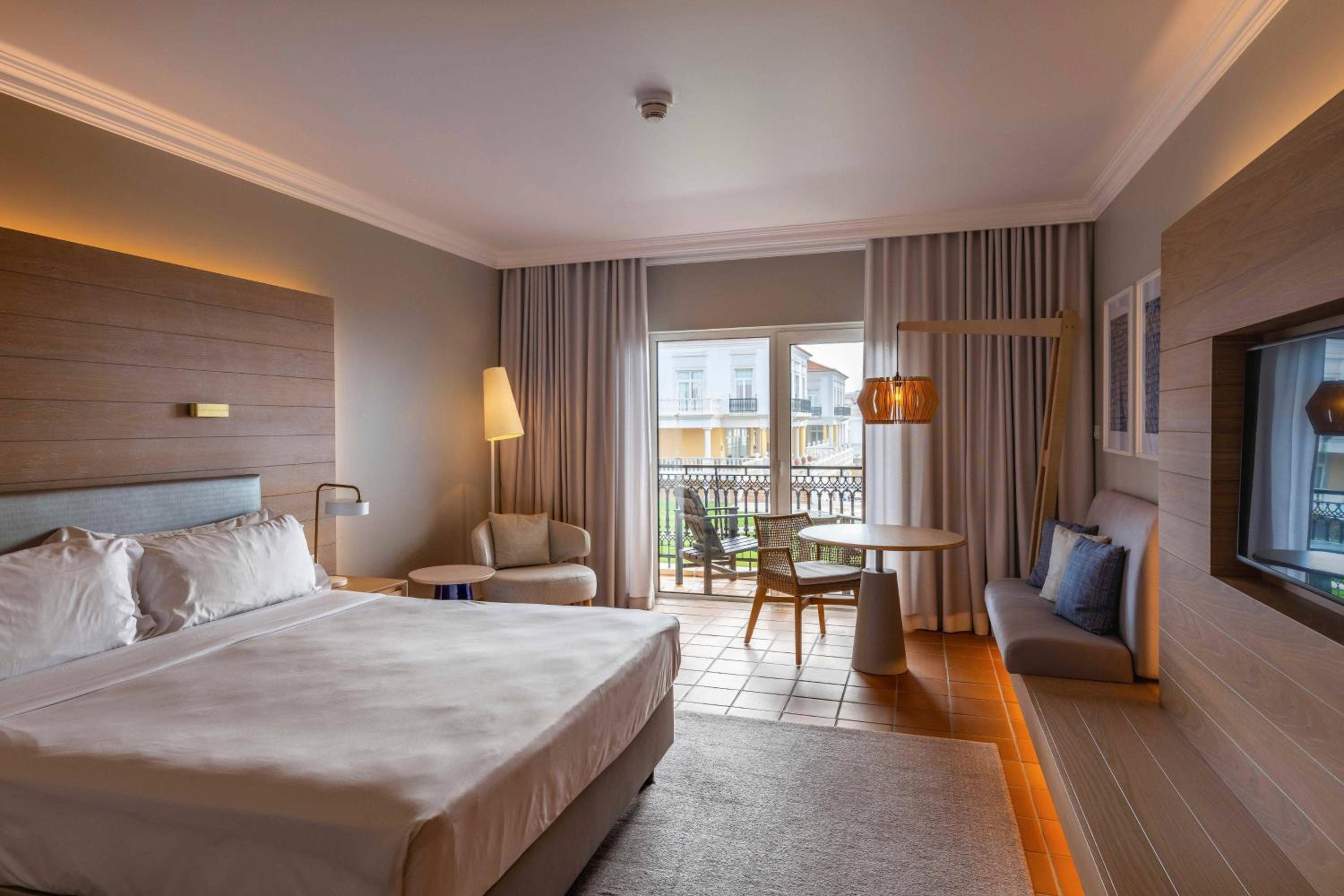 Guest Room, King Bed, Side Ocean View