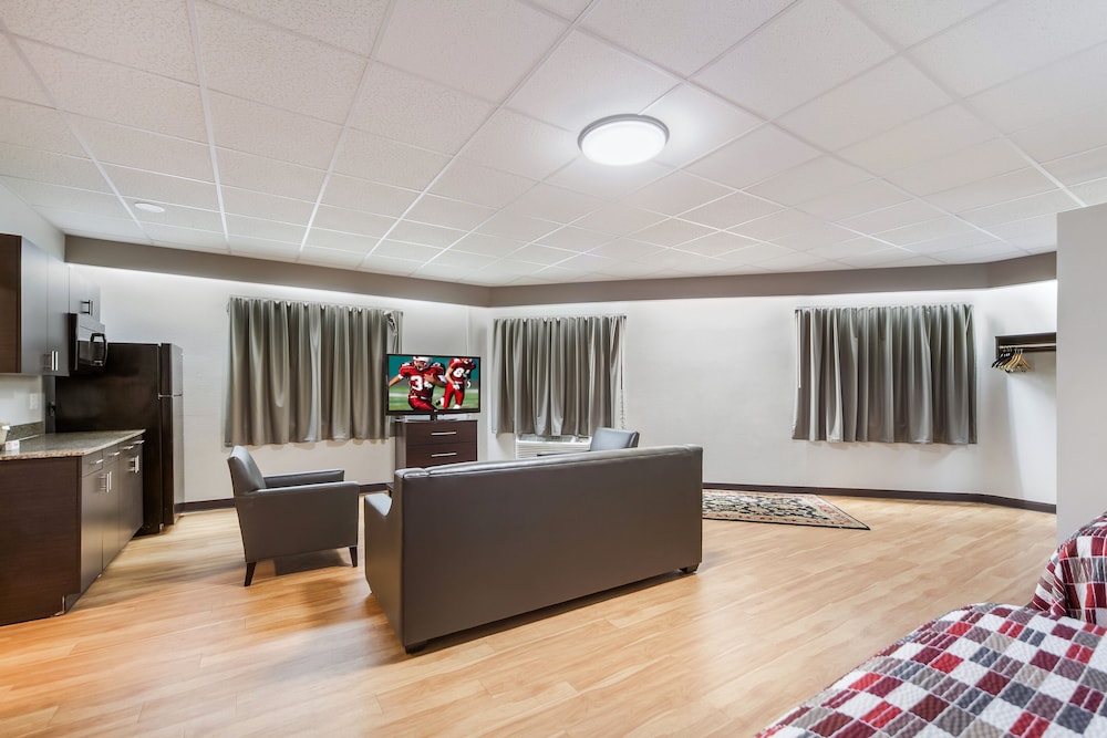 Red Roof Inn & Suites Omaha - Council Bluffs 37/47