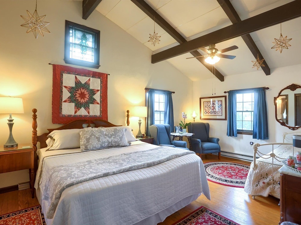 Adjoining Star, 1 King and 1 Single Beds, Trundle Bed