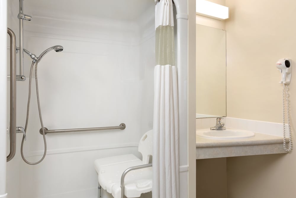 Days Inn by Wyndham Steinbach 17/43