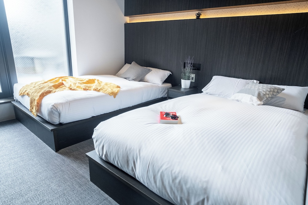 SUITE, TWIN BEDS, TERRACE