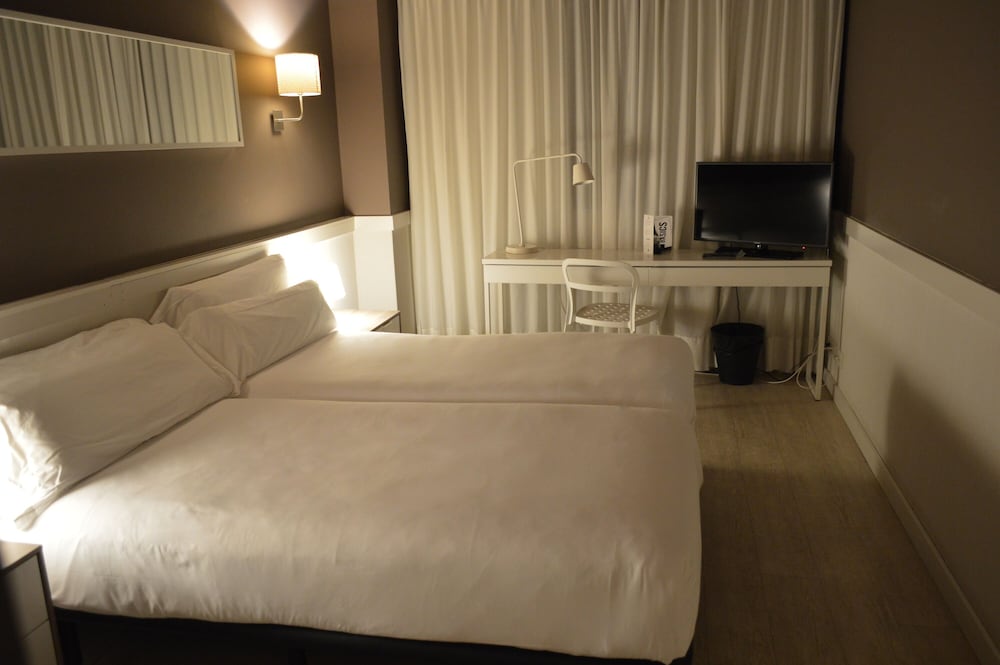 Parallel Hotel 18/48