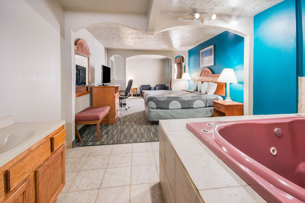 Econo Lodge Inn and Suites Oklahoma City 24/31