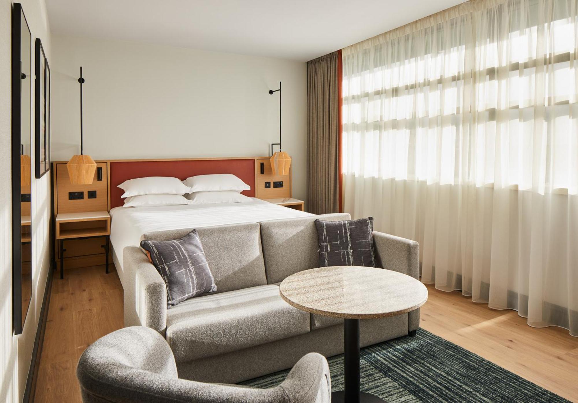 DELUXE, KING BED