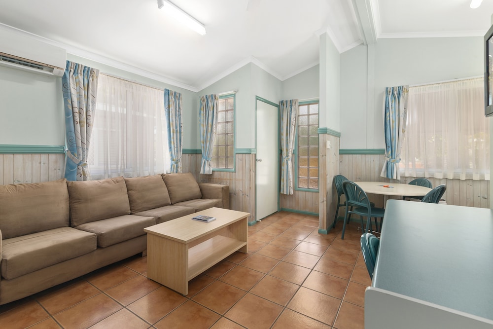 ASHMORE PALMS HOLIDAY VILLAGE 54/78