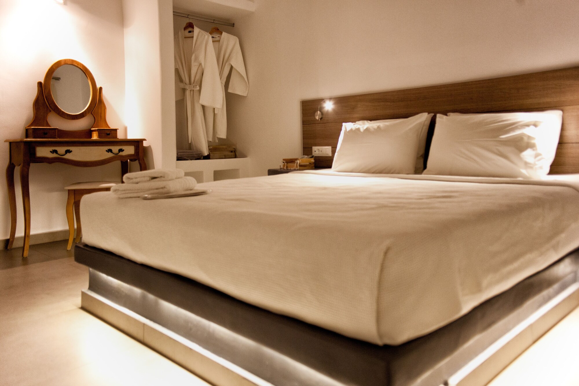 ROOM, DOUBLE BED, OUTDOOR JETTED TUB