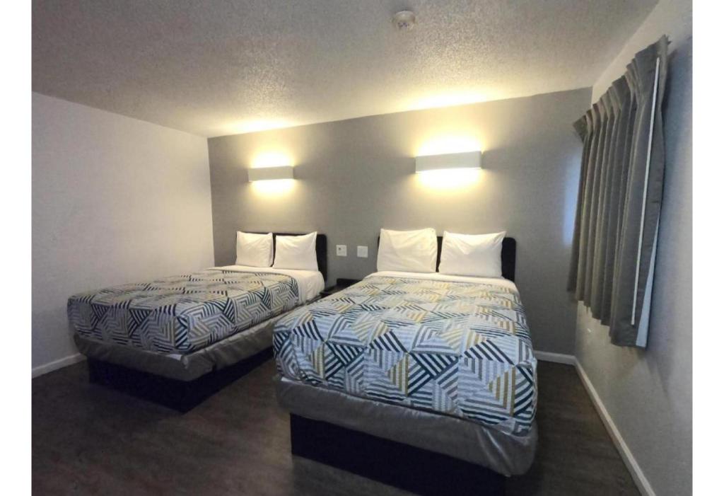 2 Full Beds - Non-Smoking