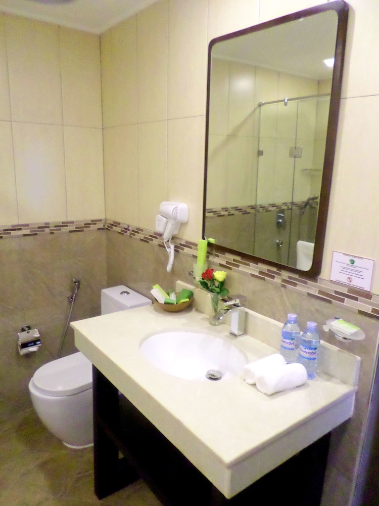 جناح بسرير كينج بمنطقة جلوس، Best Western Premier Garden Hotel Entebbe 3/5