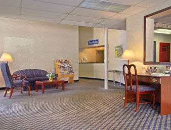 Travelodge by Wyndham Cleveland Lakewood 23/28