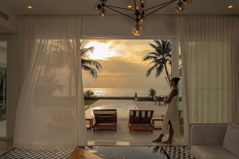 Coastal Escape - Natai 7/50