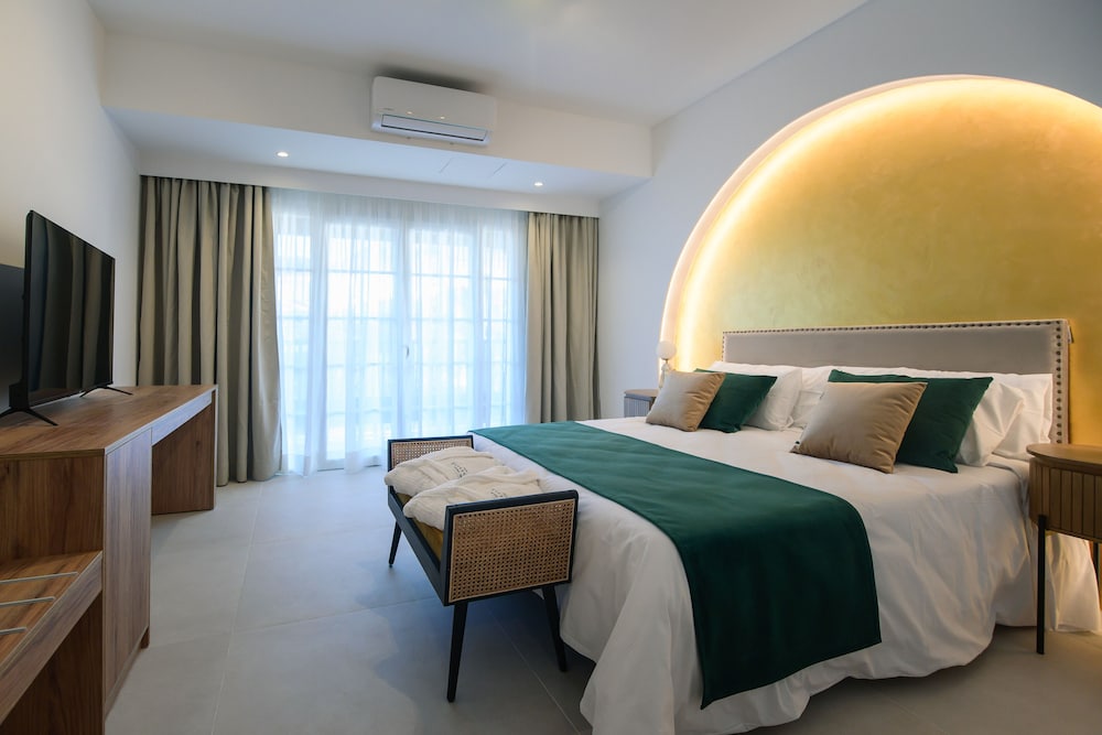 DELUXE, STUDIO, SUITE