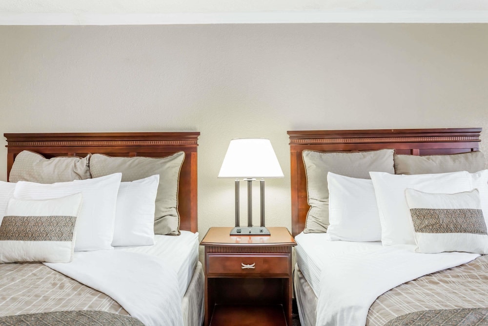 Days Inn By Wyndham Destin 16/40