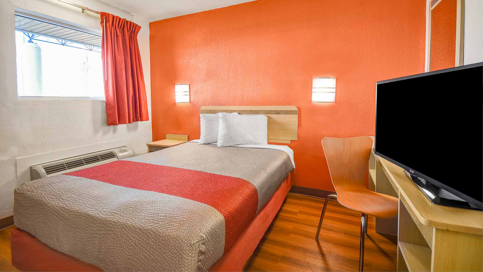 1 Queen Bed - Mobility Access Ri Shwr Nsmk
