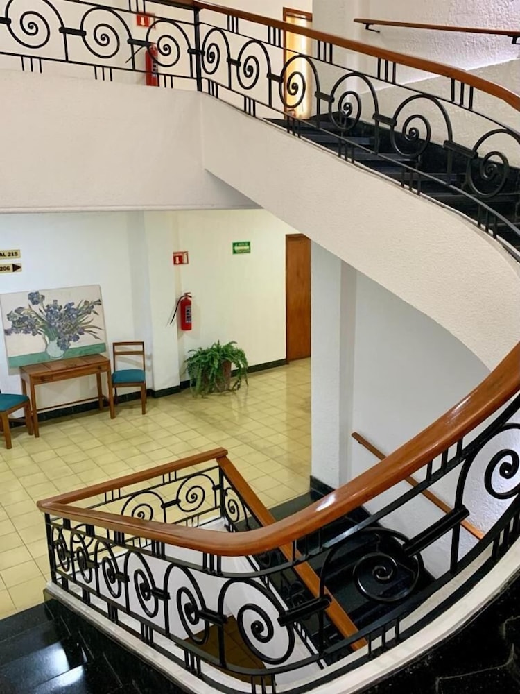 Hotel Capri de Leon 6/24