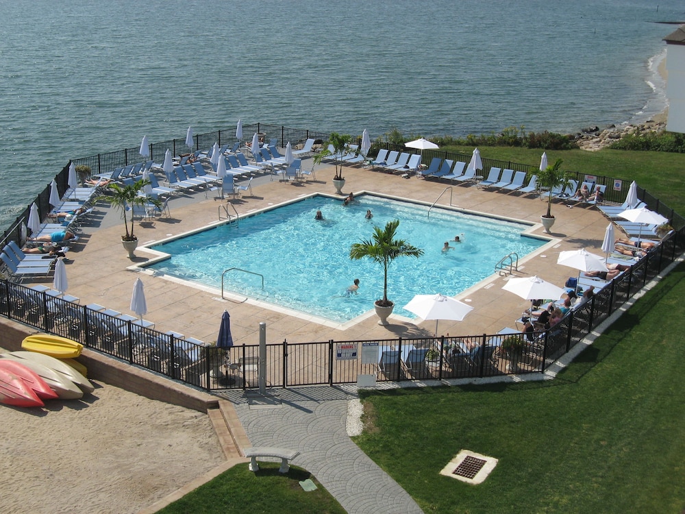 Waters Edge Resort Spa 45/50