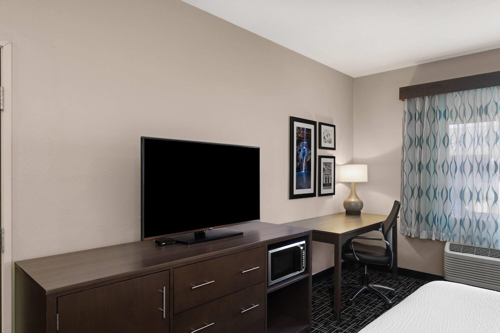 La Quinta Inn & Suites by Wyndham Fayetteville 51/59