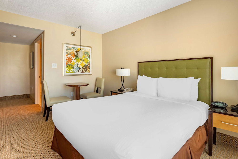 STUDIO, QUEEN BED, CITY VIEW