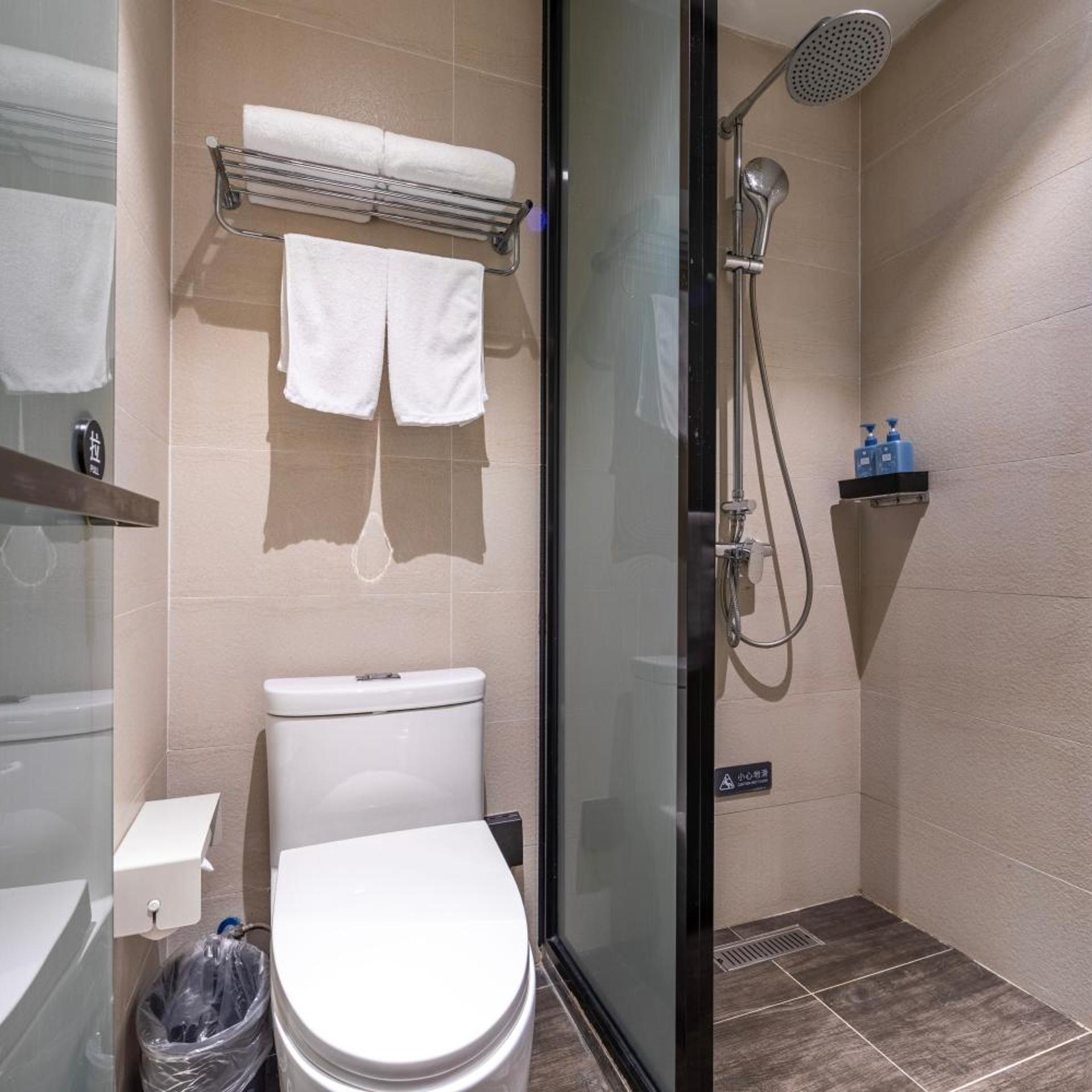 HanTing Premium Hotel (Shanghai Loushanguan Road Subway Station) 45/50