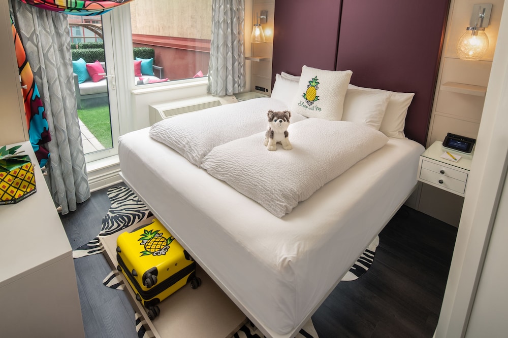 ROOM, KING BED, TERRACE
