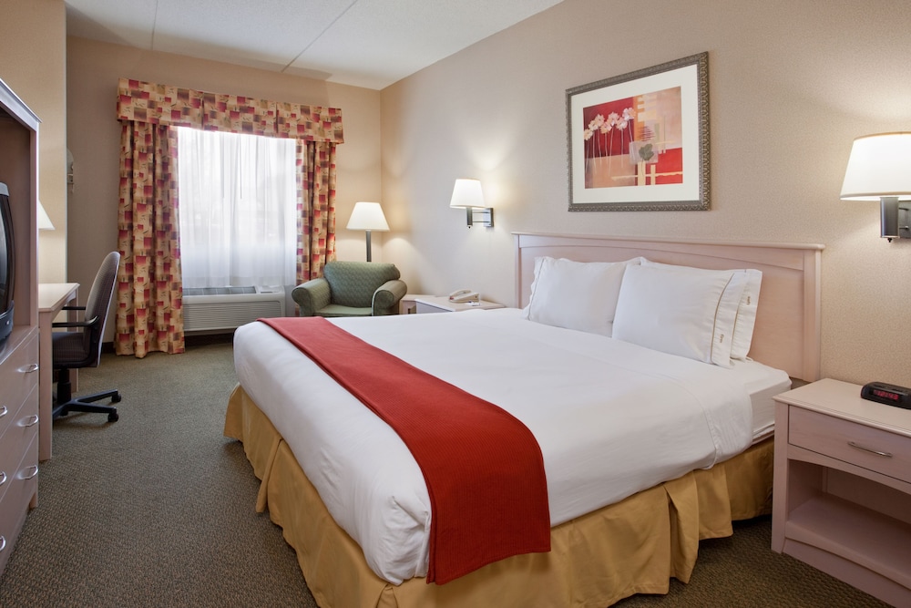 Holiday Inn Express Cleveland-Vermilion 9/36