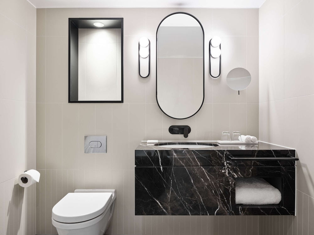 Hyatt Regency London Stratford 49/50