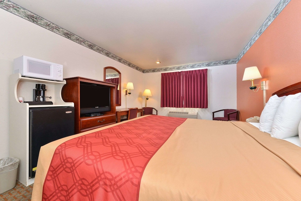 Econo Lodge Inn & Suites Corning Travel Center 13/21