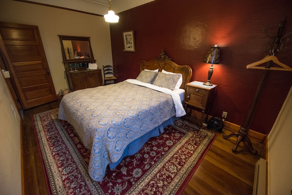 غرفة تقليدية بسرير كوين بحمام مشترك، Balch Hotel 4/10