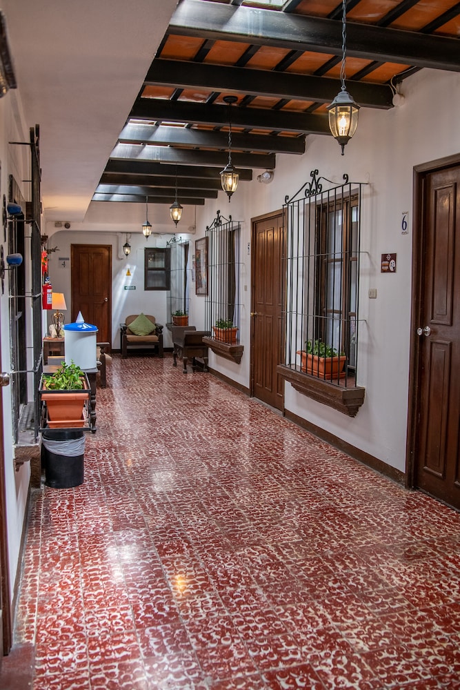 LAS CAMELIAS INN 23/50