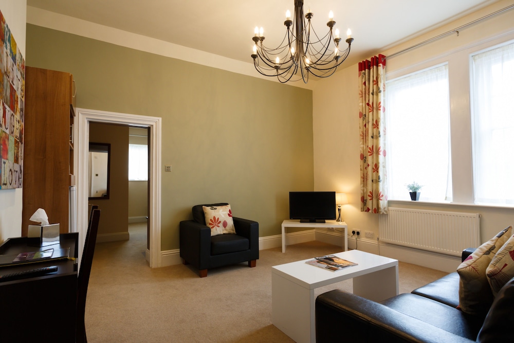 The Carlton Manor Hotel 30/36