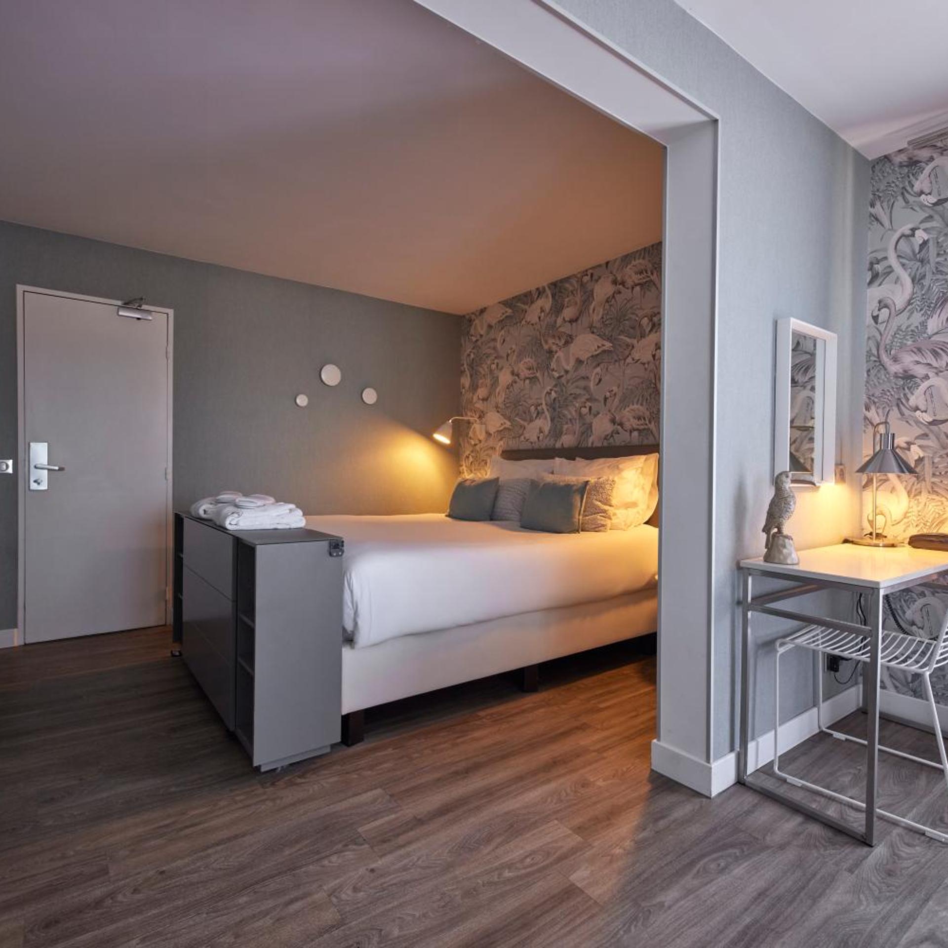 Superior, Suite, Bathtub
