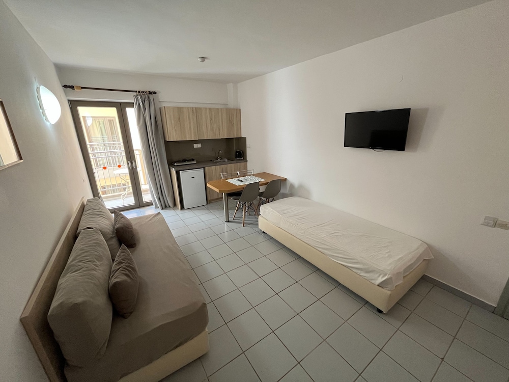 Acropolis Apartments 5/18