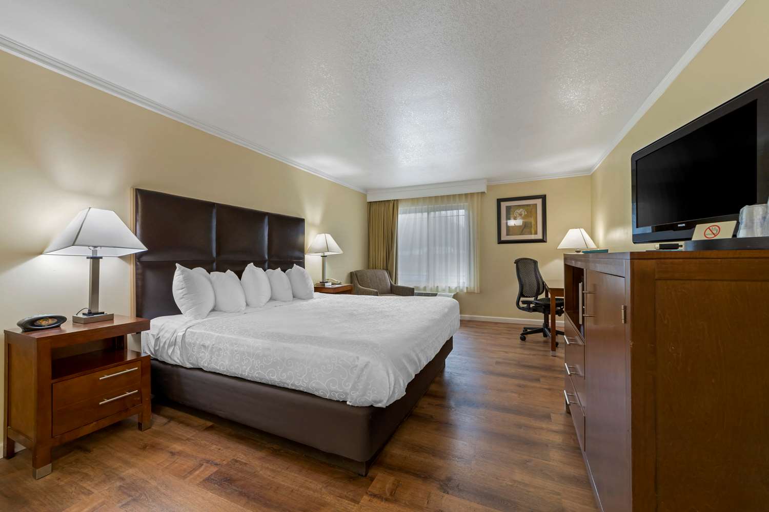 غرفة مفردة بسرير كينج بجاكوزي، Best Western Plus Northwoods Inn 3/6