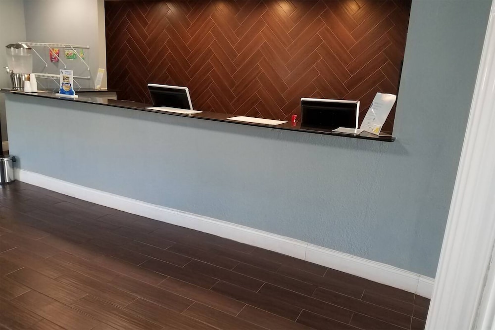 Sky-Palace Inn & Suites Wichita East thumb 2