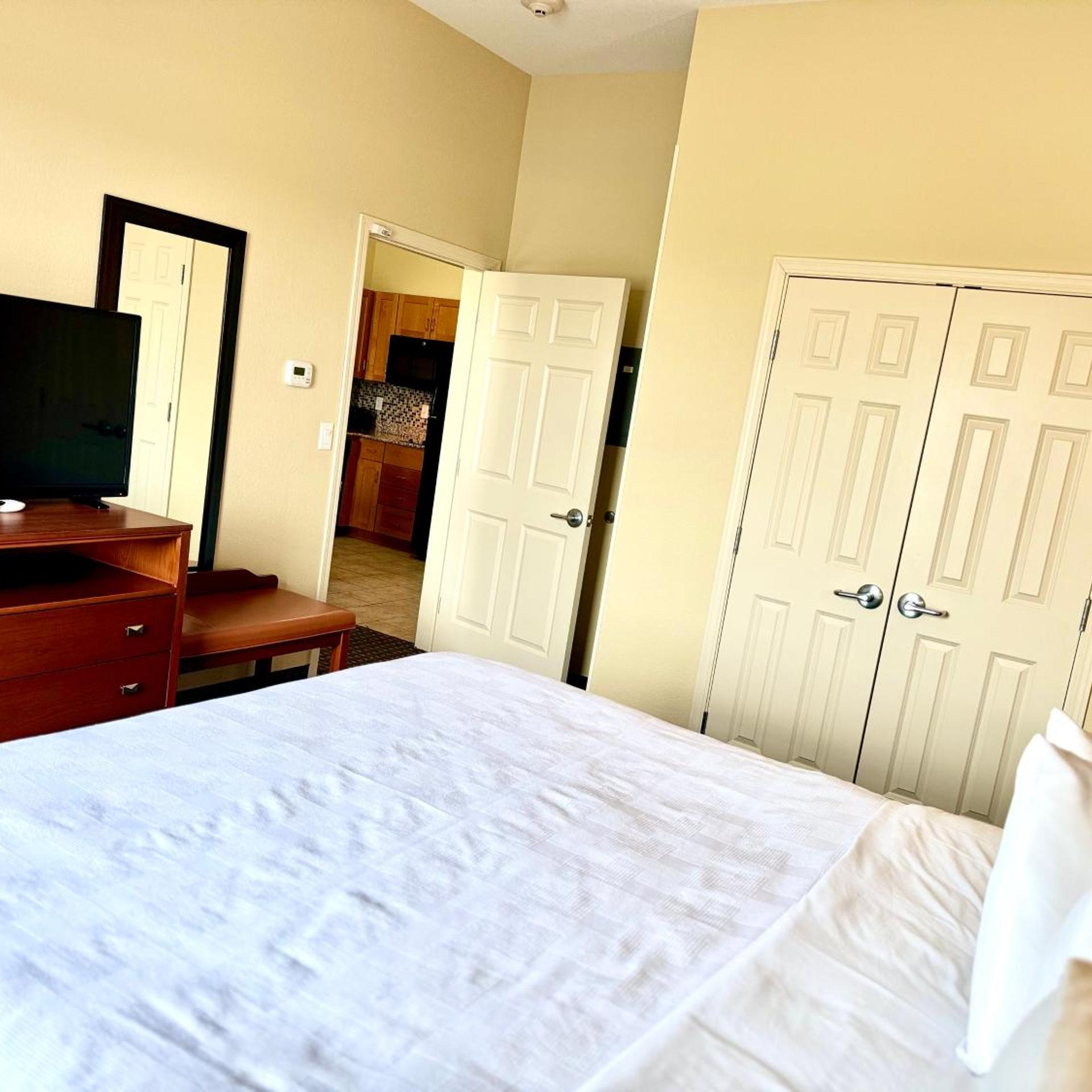Efficiency, Suite, King Bed