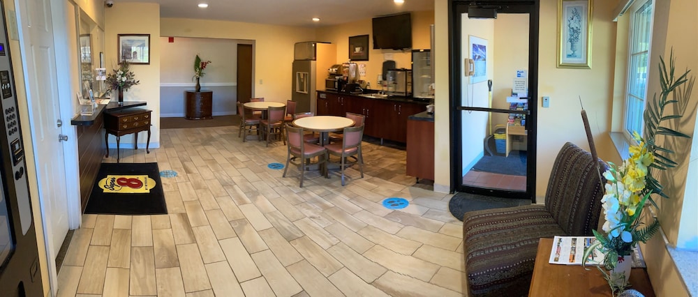 Super 8 by Wyndham Chisago City 18/20