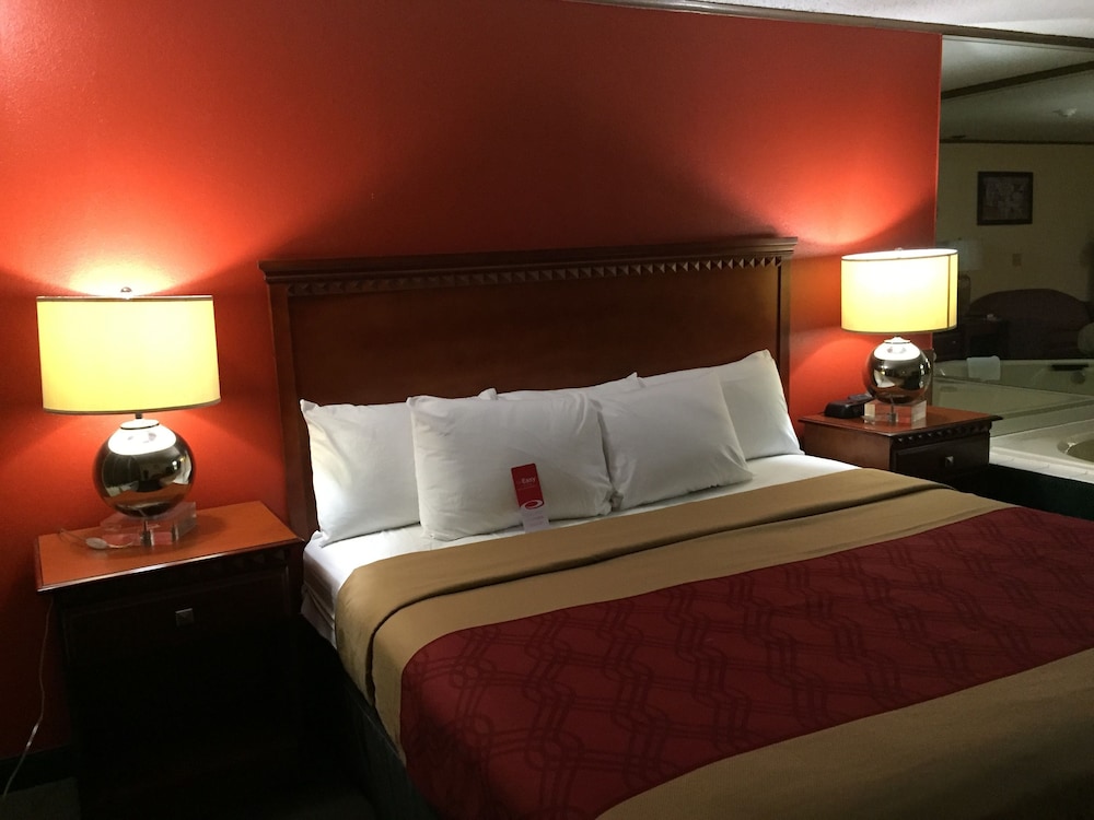Econo Lodge Norwalk 18/28