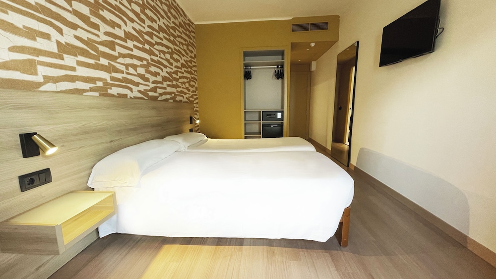 ROOM, TWIN BEDS, BALCONY