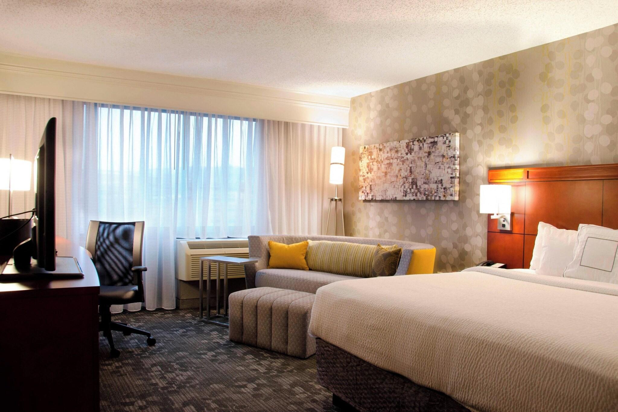 غرفة بسرير مزدوج لذوي الإعاقة، Courtyard By Marriott Waterbury Downtown 2/3