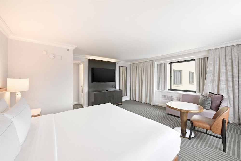 ROOM, KING BED