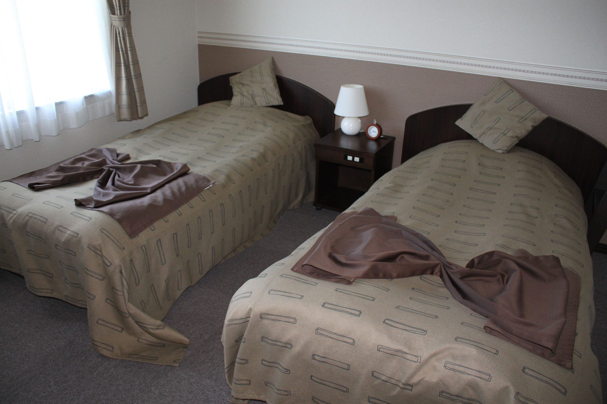 Run of House, 3 Futon Beds, Petit Hotel Blaneneige 3/4