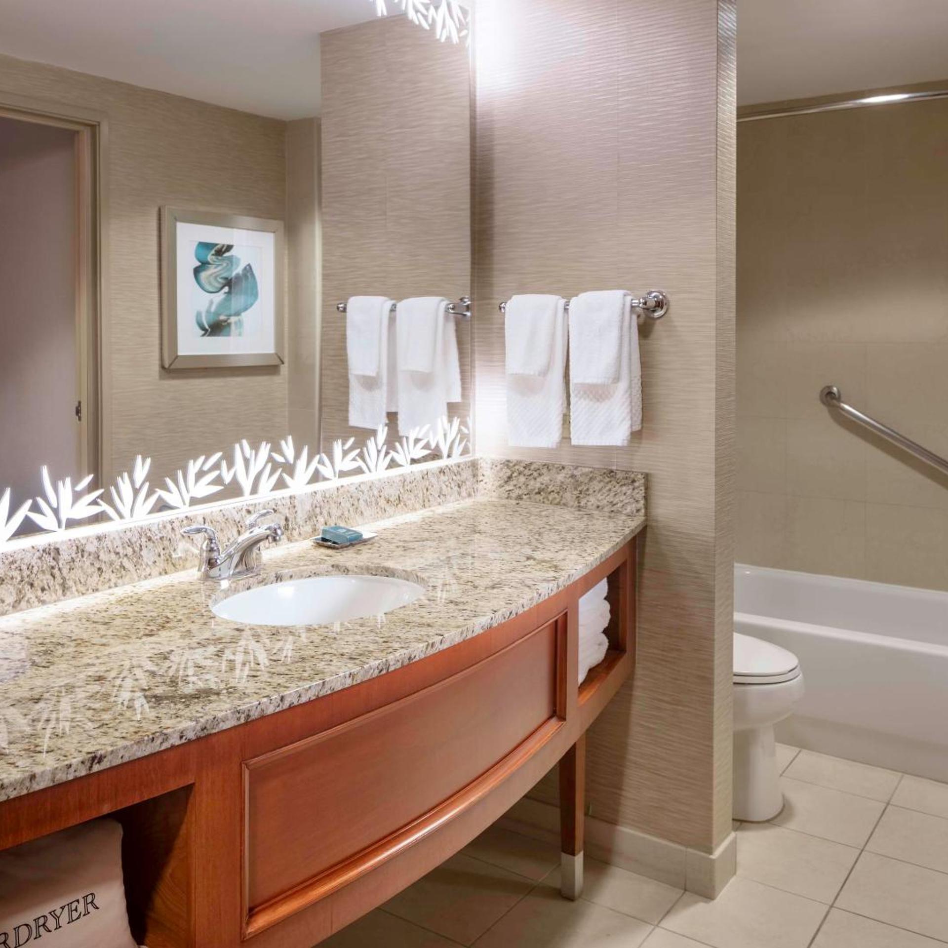 JUNIOR SUITE, KING BED, LAKE VIEW