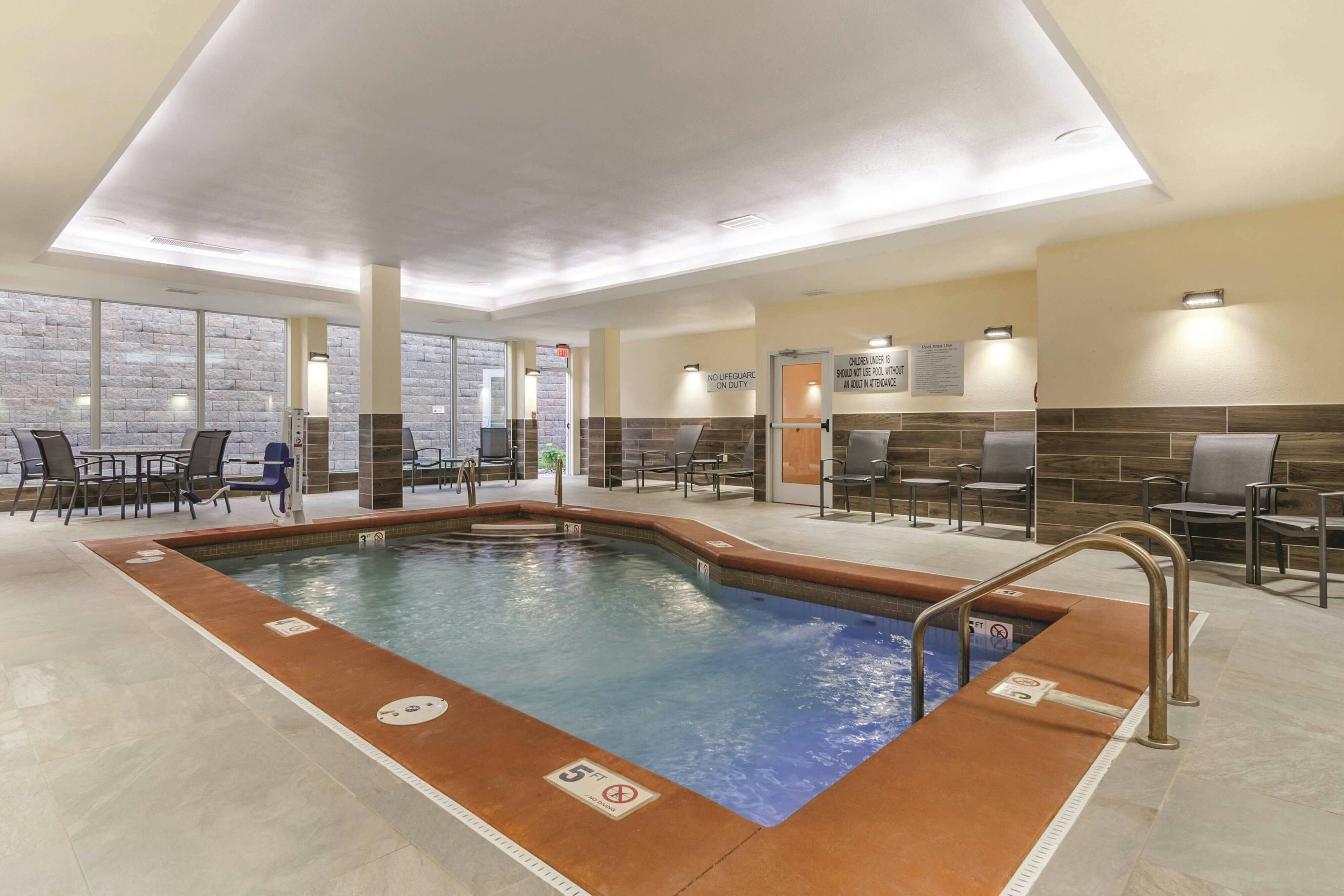 Fairfield Inn & Suites By Marriott Kansas City Shawnee 8/22