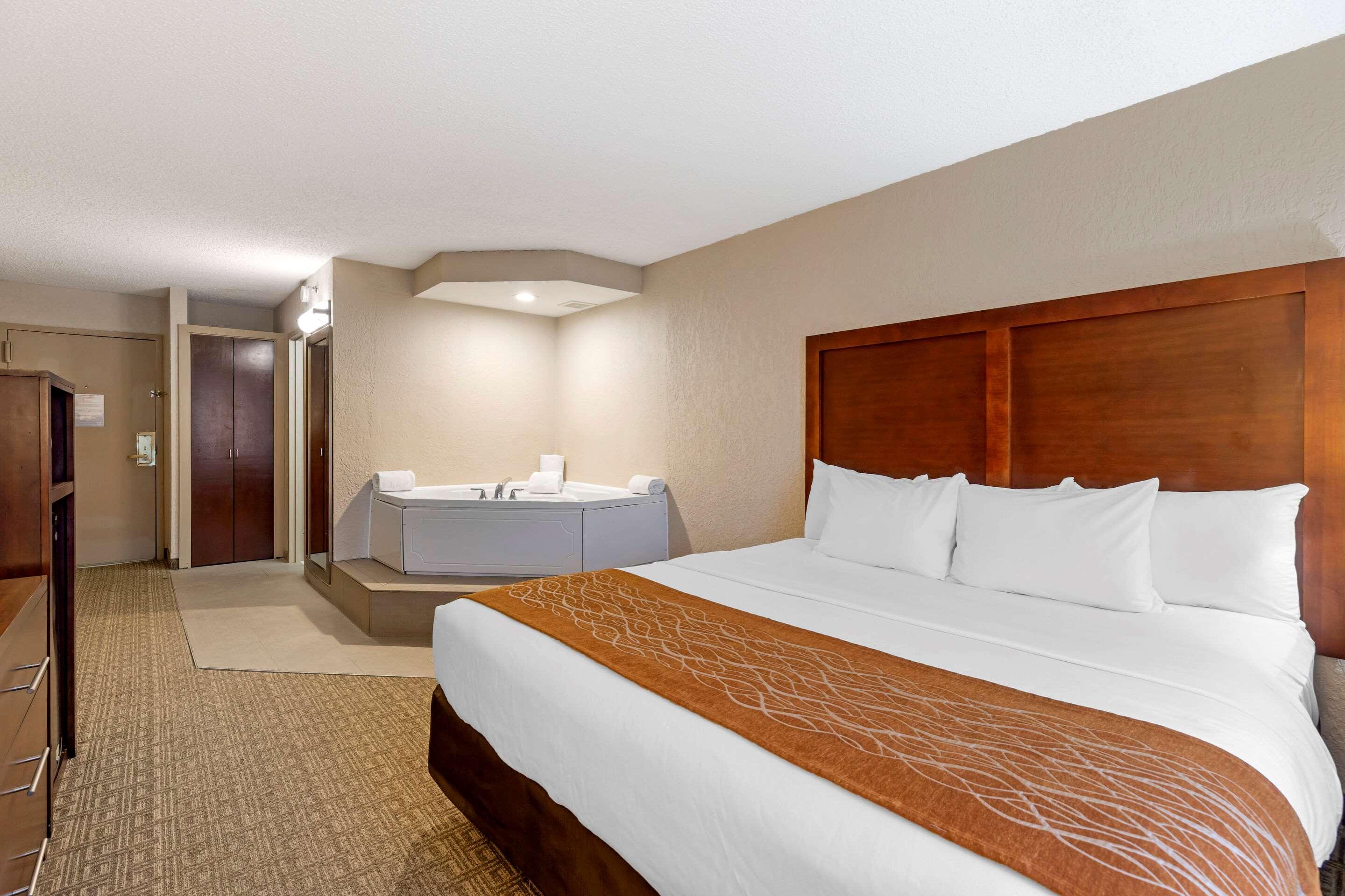 غرفة بسرير كينج، Comfort Inn St. Louis - Westport Event Center 2/10
