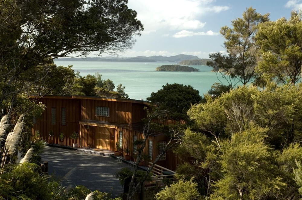 THE SANCTUARY AT BAY OF ISLANDS 1/28
