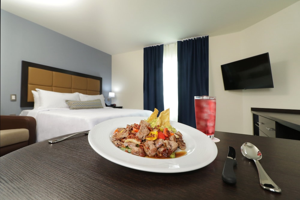 CANDLEWOOD SUITES CELAYA 26/75