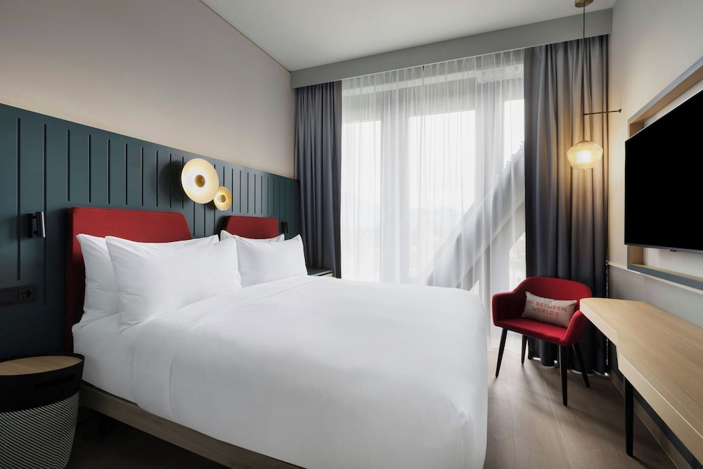 Superior, King Bed, Valley View