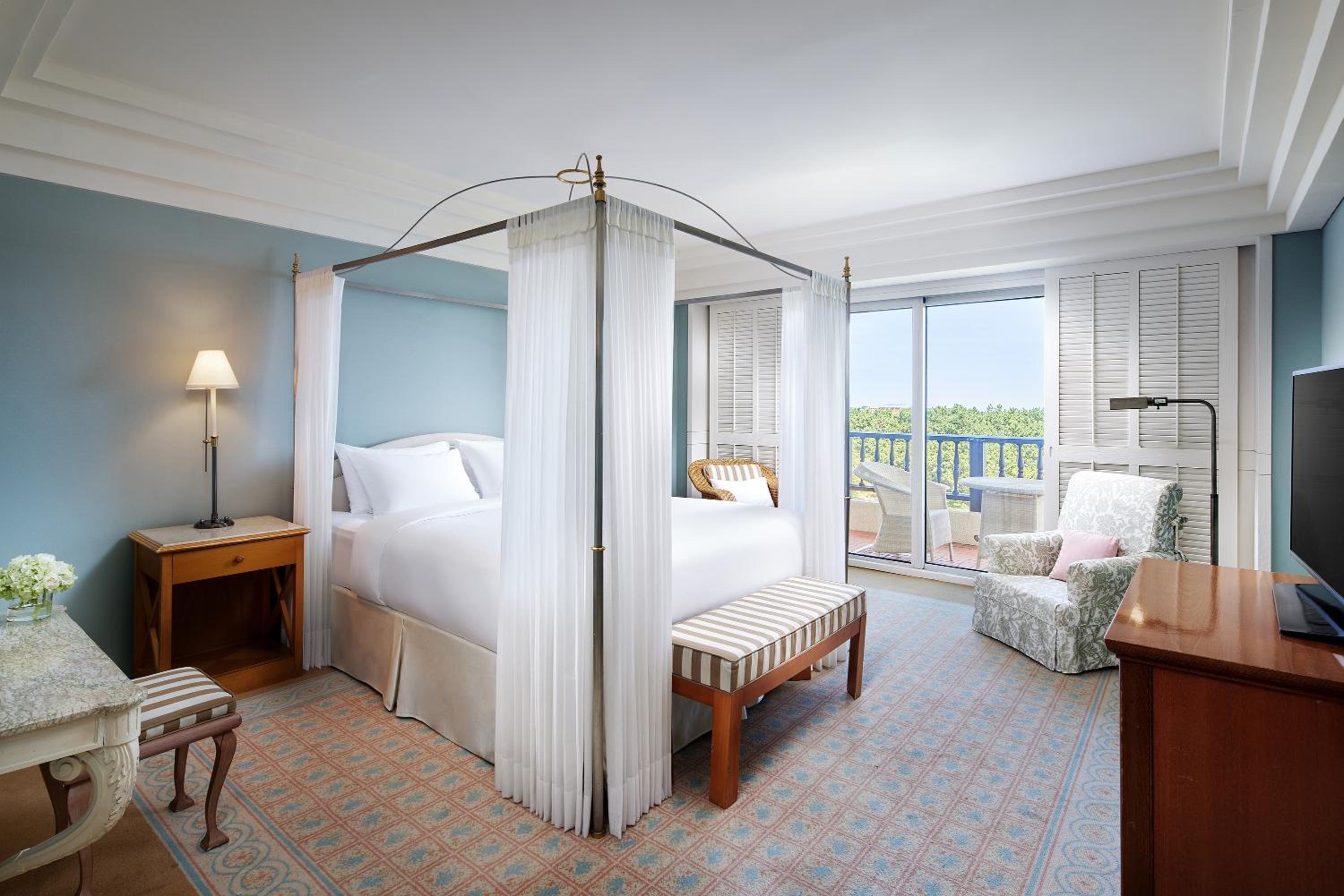 Olive, Suite, Double Bed, Mountain View, Corner