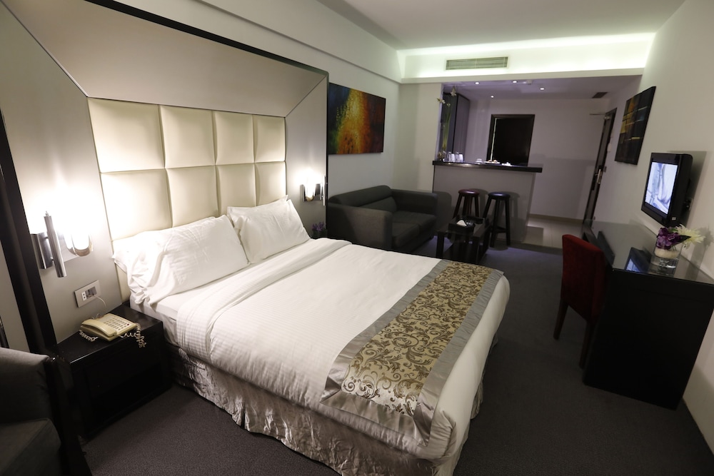 JUNIOR  SUITE
