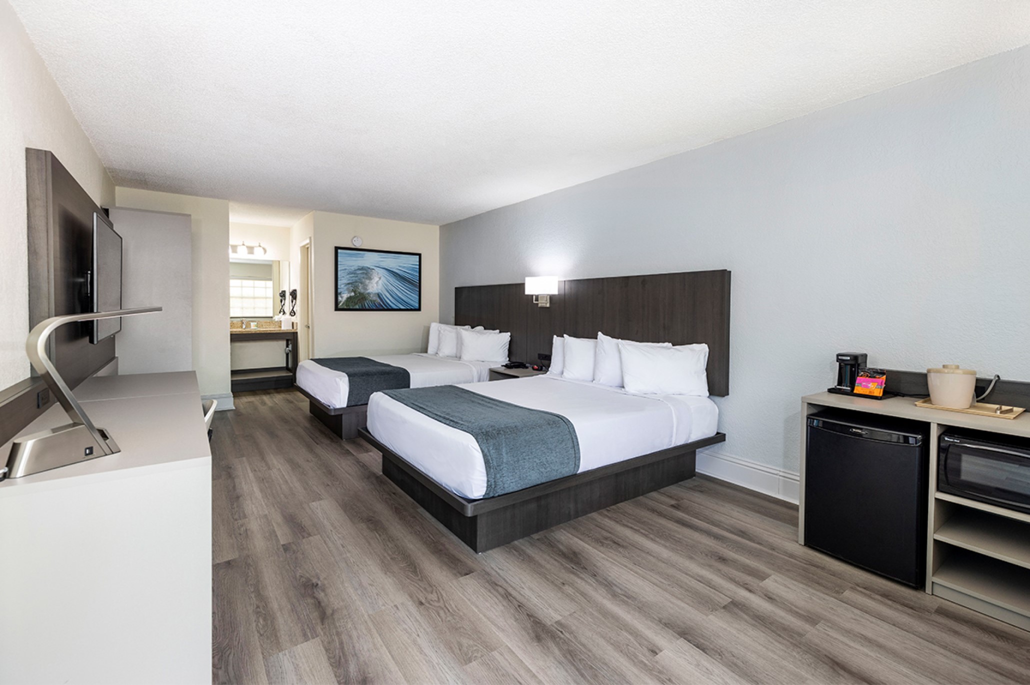 Deluxe, 1 King or 2 Queen Beds